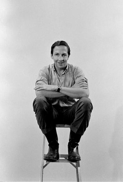 1966年，41岁的罗伯特·劳森伯格在他的工作室里。图片来源：山姆·?？耍⊿am Falk）；图片致谢：纽约时报（The New York Times）