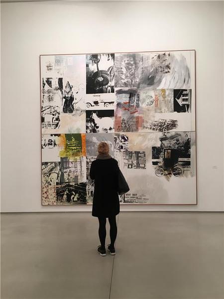 观众在达泰斯·洛巴克画廊《抢救系列：滚动（Rolling-Salvage）》前。图片来源：马丽亚；图片致谢：巴黎达泰斯·洛巴克画廊