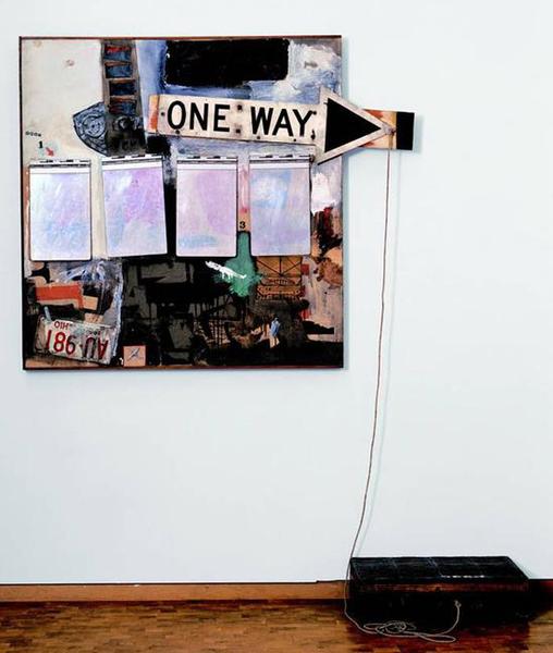 《融合系列：黑市（Black Market）》，油彩、水彩、蜡笔、印刷复制品、木头、金属，金属盒、油画布上四个记事本、绳子、橡皮图章、印泥等，1961年。图片致谢：罗伯特·劳森伯格基金会