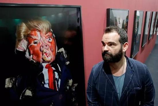 2016年3月23日，香港巴塞尔艺术展，英国艺术家 James Ostrer 与其作品《自我系统》。该作品是由猪鼻子和羊眼睛等材料做成的。