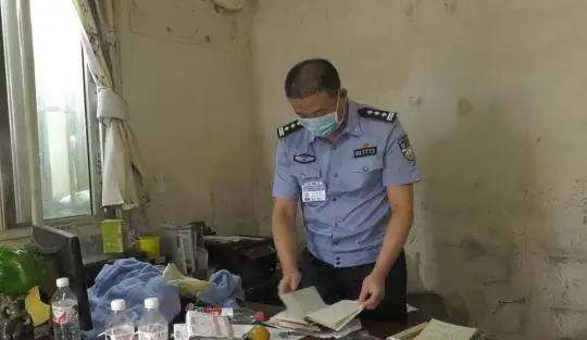 民警在清查废品收购站账本 民警在清查废品收购站账本