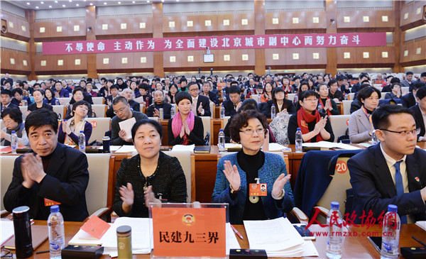 3.jpg委员们在会议现场