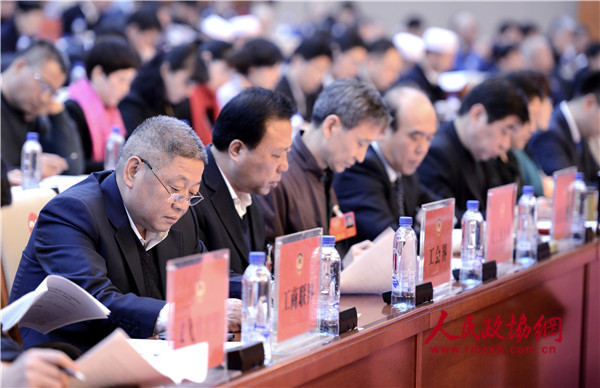 8.jpg委员们在认真听取和记录报告