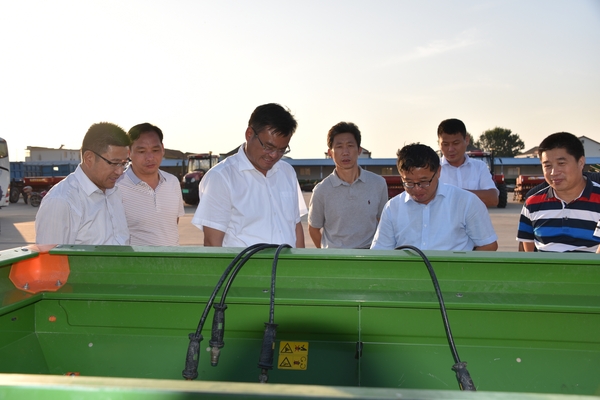 工作队广泛联系群众走访农户 工作队广泛联系群众走访农户