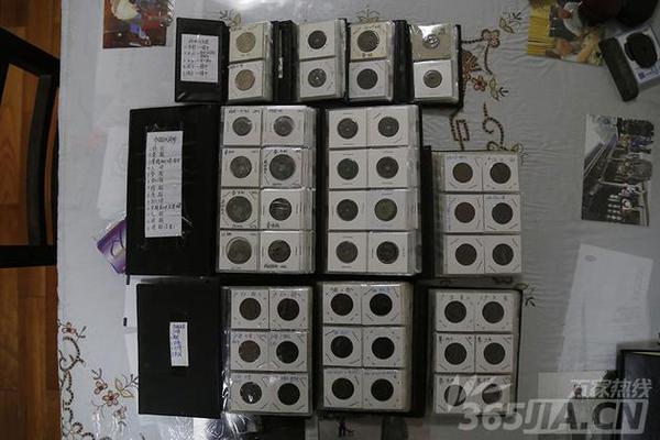 章克清老人回忆说，上世纪80年代，偶然读到一篇文章，讲述中国古钱币流失的非?？上?。于是，他便开启了自己的收钱之旅，当时，他每月工资只有100多 元，而一枚古币动辄20多元。图为章克清老人收藏的部分古钱币，为了能保存好这些古币，老人为每一个钱币量身制作了?；ね庖拢⒈曜⒑檬奔浜屠丛?。