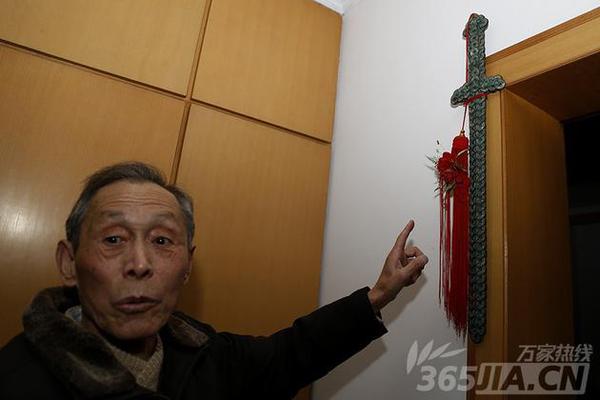 章克清老人家里放满了各个朝代的古钱币，架子上和柜子里都堆放着被罗列整齐的钱币，就连墙上都悬挂着由唐朝时期古钱串制成的“宝?！?。