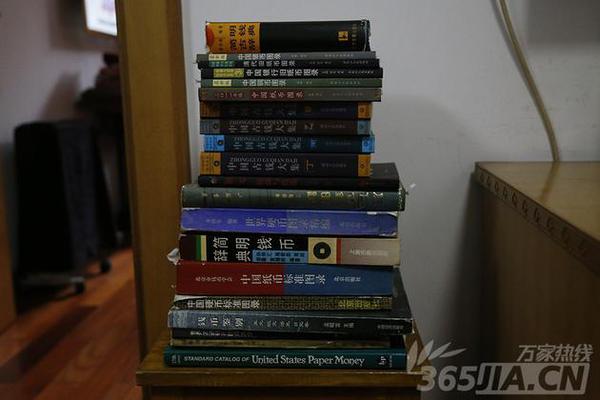 为了能够清楚的掌握自己收藏的钱币的来源、真假，老人还买了很多关于研究钱币的资料。