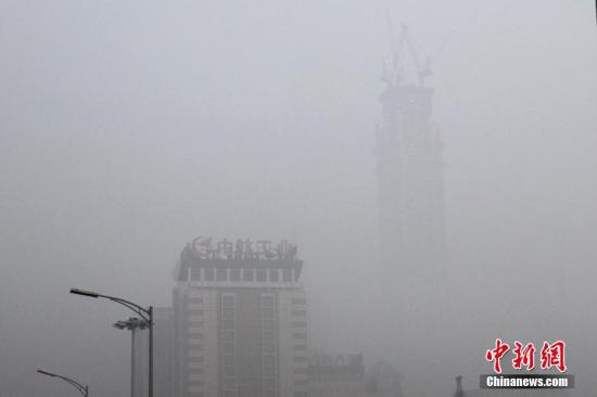 12月20日，北京CBD高楼在雾霾笼罩下若隐若现。<a target='_blank' href='http://www.chinanews.com/'>中新社</a>记者 富田 摄
