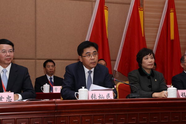 闭幕式上，厦门市委常委、市委统战部部长张灿民（中）讲话。（记者 照宁摄）6