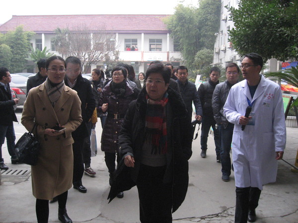 一、国家卫生计生委宣传司巡视员王华宁（中）、健康促进处主任科员姜玉冰（左一）深入西乡县人民医院进行健康促进调研。 人民政协网记者  张春莉  摄