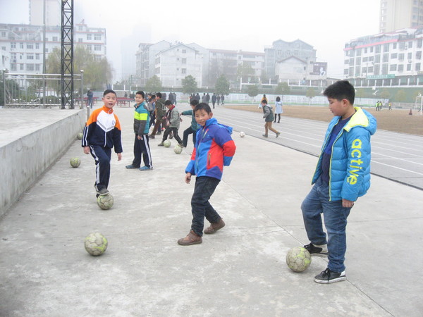 四、西乡县城北小学健康成长的孩子们（图一）。 人民政协网记者  张春莉  摄