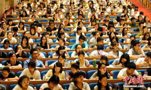 资料图：7月19日，3000多名学子聚集济南的山东会堂参加考研培训班，备战考研。<a target='_blank' href='http://www.chinanews.com/'>中新社</a>记者 张勇 摄
