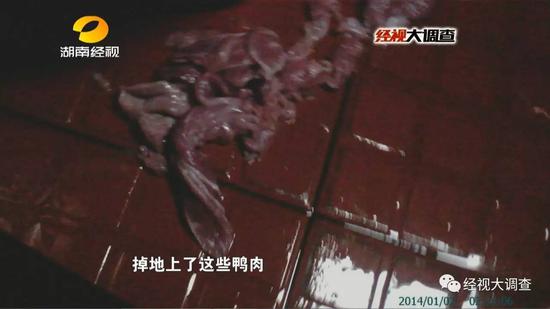 几分钟后，盆子里装满了已经被绞碎的鸭大胸肉，随后，一些两三天前剩下来的碎鸭肉也被掺入这一堆原料中。