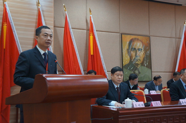 民革福建省委专职副主委兼秘书长董良瀚讲话。（记者 照宁摄）2