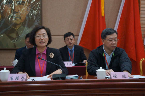 大会主席团主席、民革厦门市委主委国桂荣作工作报告。（记者 照宁摄）4