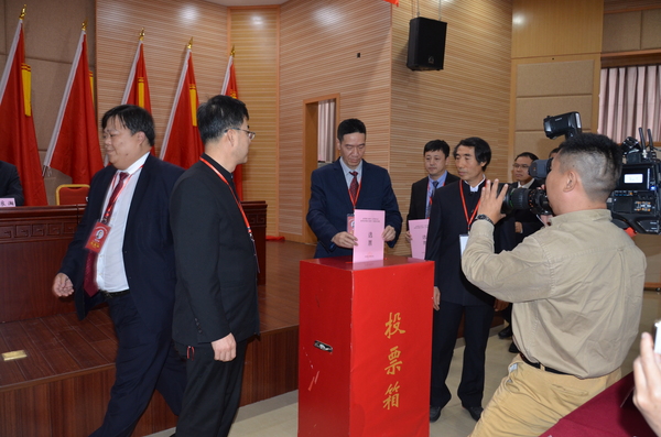 大会最终通过无记名投票等额选举方式产生新一届民革厦门市委员会委员34人。5