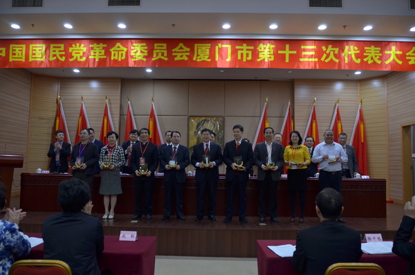 大会向光荣离任的同志赠送荣誉牌。6