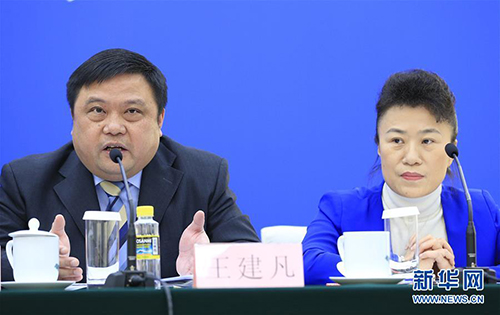 财政部税政司司长王建凡（左）和全国人大常委会法工委经济法室副主任王清出席新闻发布会，回答关于《中华人民共和国环境保护税法》的问题