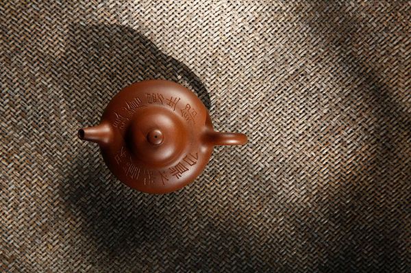 07 2016西泠秋拍LOT2208 清嘉庆·杨彭年制、陈曼生刻阿曼陀室款紫泥乳鼎壶 成交价603.75万 再创“曼生”壶拍卖最高纪录