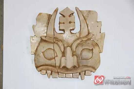 图为溆浦县屈原大道二期工程抢救性考古发掘中，M48号墓出土的滑石兽面