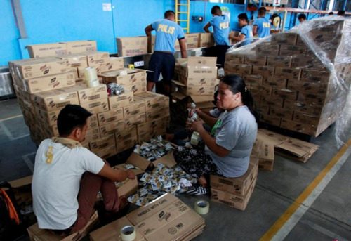 当地义工准备救灾物资 点击进入下一页