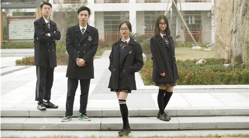 浙江一中学学生自己做校服 英伦风格受好评