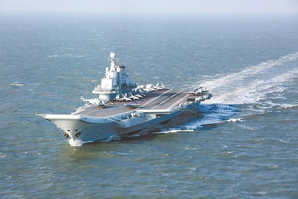 海军辽宁舰航母编队近日突破第一岛链开展远海训练。图为辽宁舰正在航行。