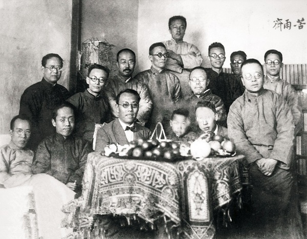 1929年苦雨斋新年聚会合影，此为民国报刊上发布的“标准版”。