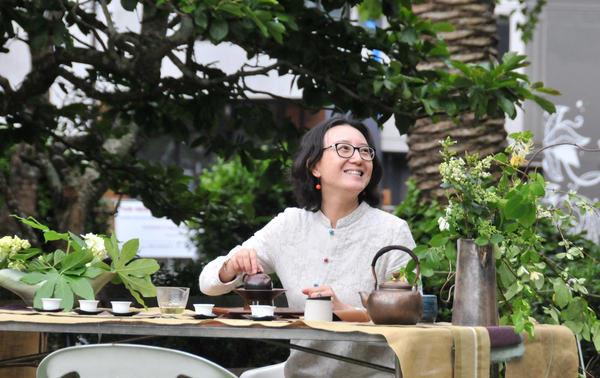 图为黄荔红在一次室外品茶活动上泡茶。  新华社记者  宿亮  摄