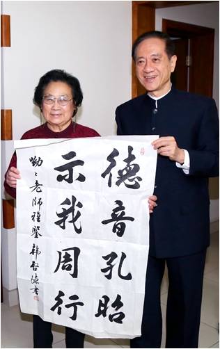 韩启德送给屠呦呦亲笔书写的书法作品《德音孔昭 示我周行》 韩启德送给屠呦呦亲笔书写的书法作品《德音孔昭 示我周行》