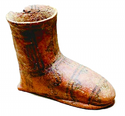 青海乐都柳湾遗址出土的辛店文化陶靴 青海乐都柳湾遗址出土的辛店文化陶靴