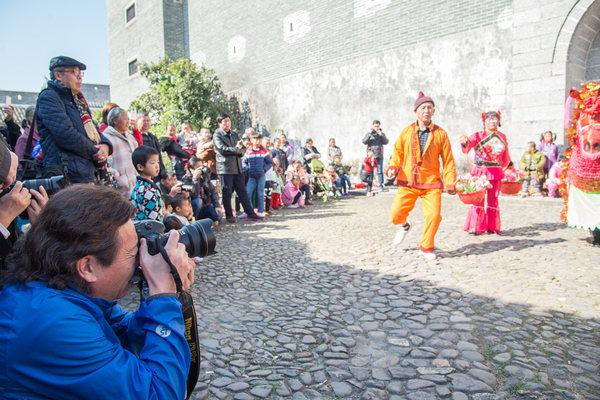 作家、摄影家深入到广东始兴围楼采风 董磊摄
