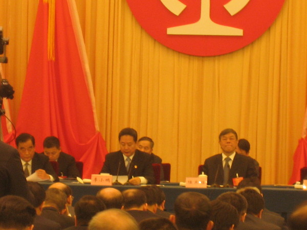 交通运输部部长李小鹏（中）出席2017年1月3日中国铁路总公司召开的全路工作会议并发表热情洋溢的致辞。右一为中国铁路总公司党组书记、总经理陆东福。人民政协网记者 张春莉 摄影