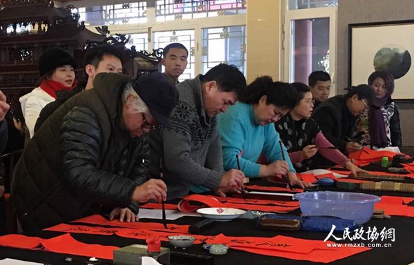 书法展现场，艺术家们挥毫为军营书写春联。1_副本
