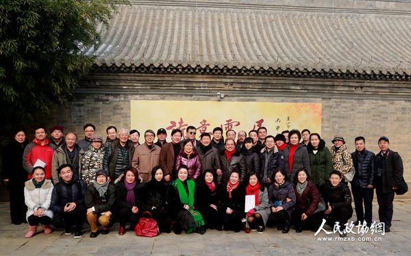 艺术家和来宾们一起合影留念_副本