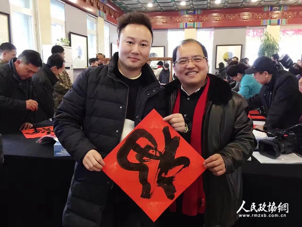 中青年书法家郭志鸿和嘉宾一起展示春联书法_副本