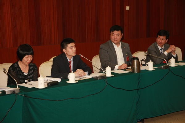 2 民革、台盟、台联、部分特邀人士小组讨论会场