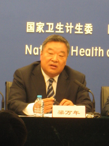 一、国务院医改办专职副主任 、国家卫生计生委体改司司长梁万年于9日新闻发布会上表示：“推行‘两票制’，   降低药品虚高价格”?！∪嗣裾钦? 张春莉  摄