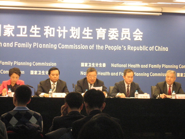 二、国家食品药品监管总局药化监管司司长丁建华（右二）、国家税务总局货物劳务税司副巡视员张卫（左二）、福建省医保办处长张煊华（右一）出席国家卫生计生委9日的新闻发布会并回答了记者的相关提问。中为梁万年，左一为宋树立。人民政协网记者  张春莉  摄