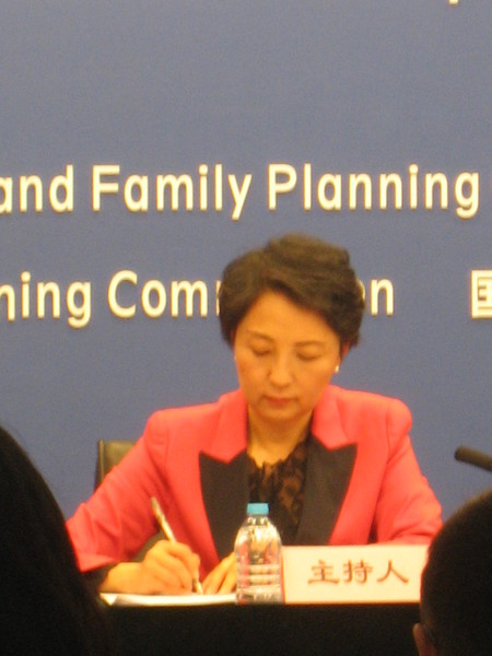 二、国家卫生计生委宣传司副司长、 新闻发言人宋树立主持1月9日的新闻发布会，通报了该委2017年六项重点工作。人民政协网记者  张春莉  摄　