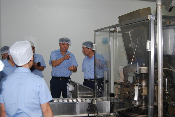 刘文伟(右二)工作照 刘文伟(右二)工作照