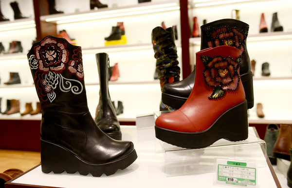 创新后的鞋子，将现代的款式和传统的刺绣工艺相结合。