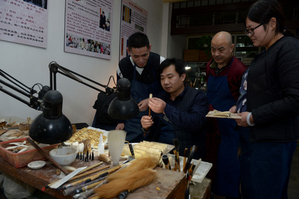 王后显（左二）经常和其他师傅一起探讨。