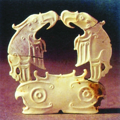 湖北天门市石家河遗址出土的虎座双鹰玉饰 湖北天门市石家河遗址出土的虎座双鹰玉饰