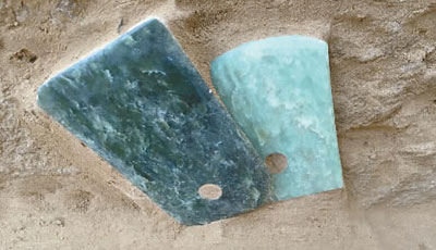 陕西神木县石峁遗址瓮城外出土的玉钺 陕西神木县石峁遗址瓮城外出土的玉钺