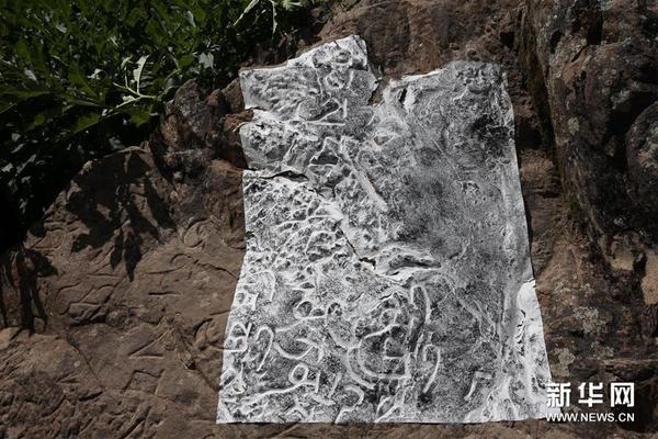 位于西藏昌都市芒康县嘎托镇的石刻（2016年7月17日摄）。