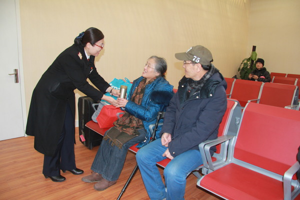 润秋爱心服务区工作人员为乘客服务 润秋爱心服务区工作人员为乘客服务