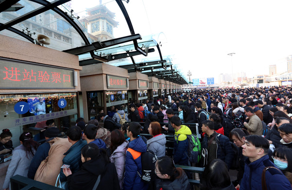 北京站前的返乡乘客流 摄影  齐波 北京站前的返乡乘客流 摄影  齐波