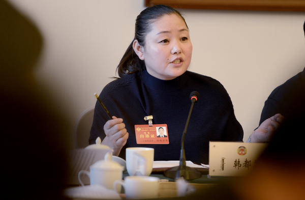 少数民族委员韩都苏荣在提出农村牧民养殖户的扶贫问题 少数民族委员韩都苏荣在提出农村牧民养殖户的扶贫问题