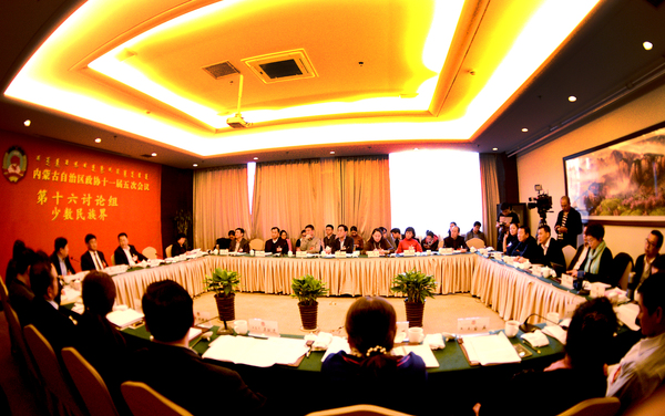 少数民族界委员们在一起讨论农牧民脱贫问题